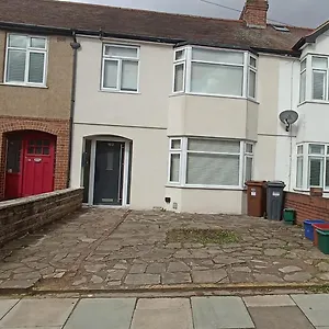 Charming 3-bedroom Family London